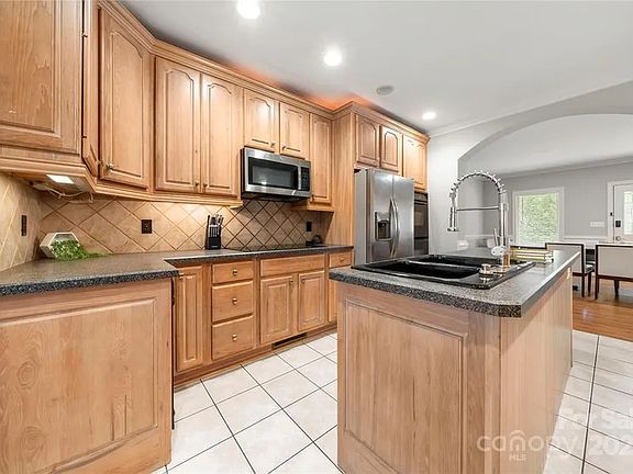 2nd image of 2545 Rea Rd