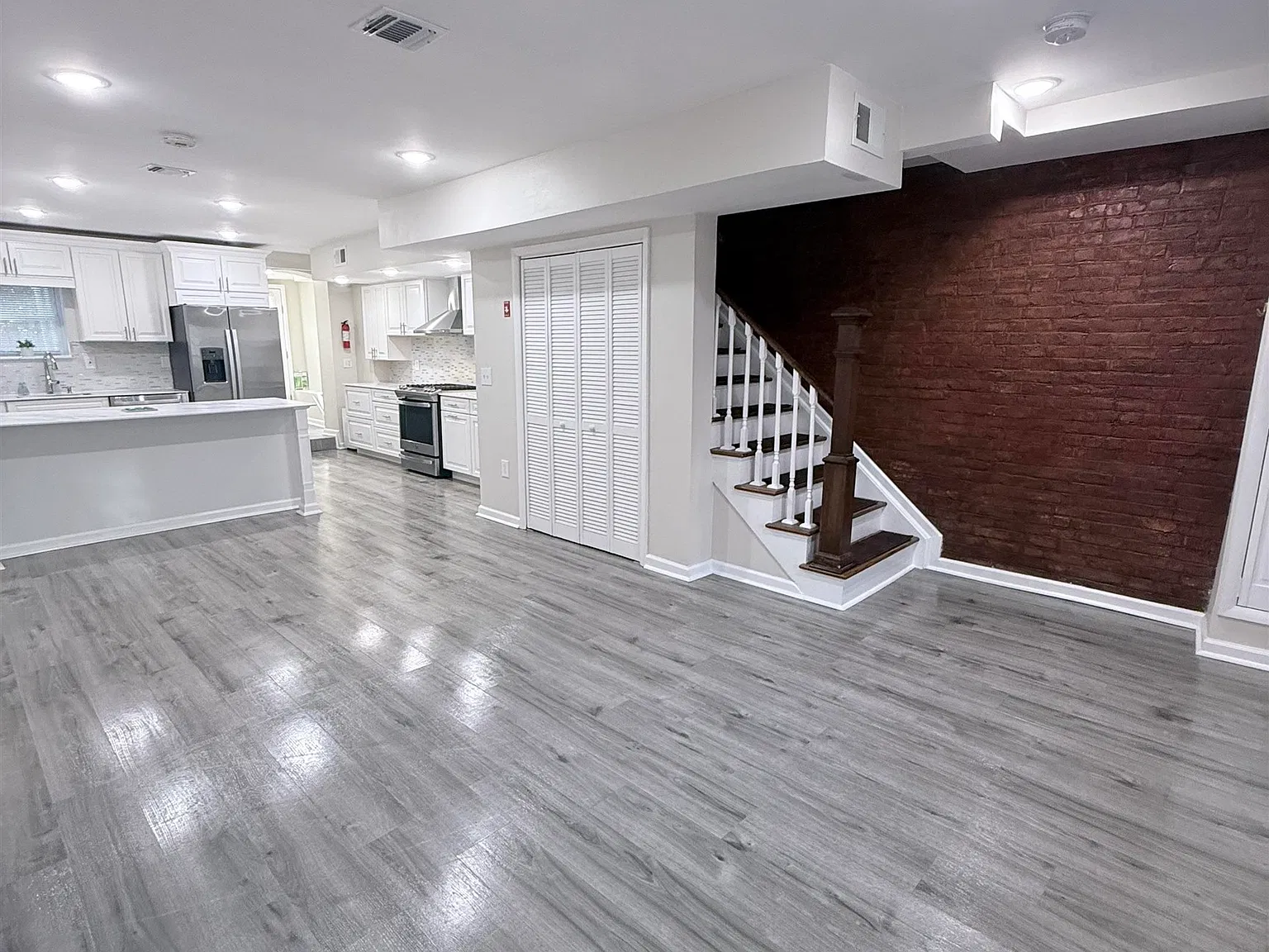 2 bed, 1.5 bath, 1100 sqft, $3,300 — Photo 4