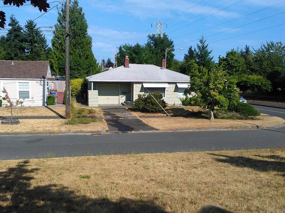 Mid Century Cottage style home. Direct access to Mason Walking Path!!
