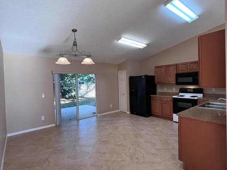 830 Laurel Dr — Photo 4