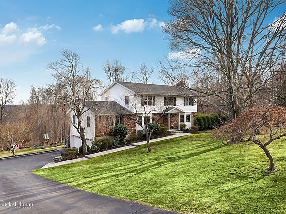 4th image of 16 Londonderry Ln