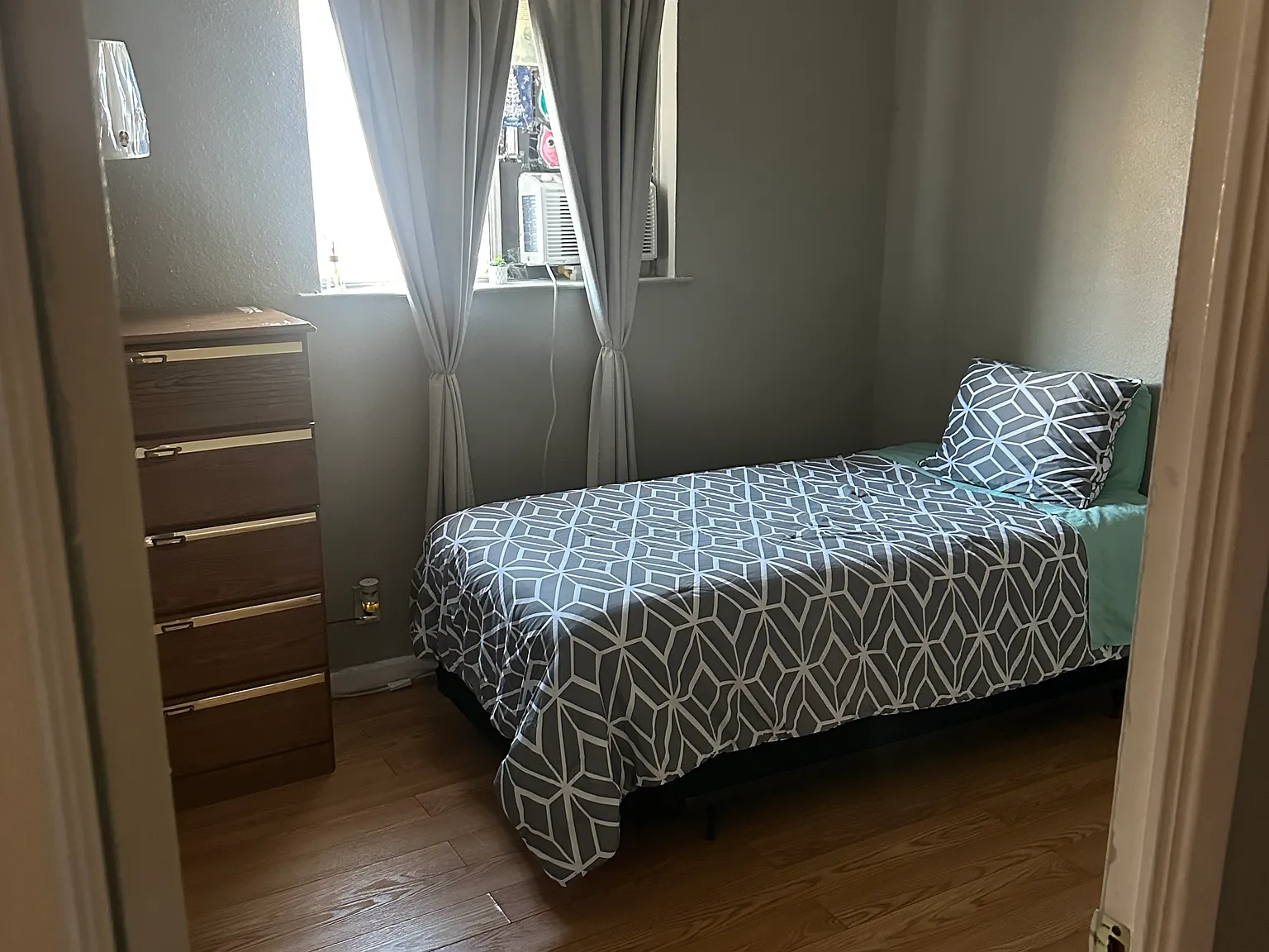 4 bed, $1,000 — Photo 2