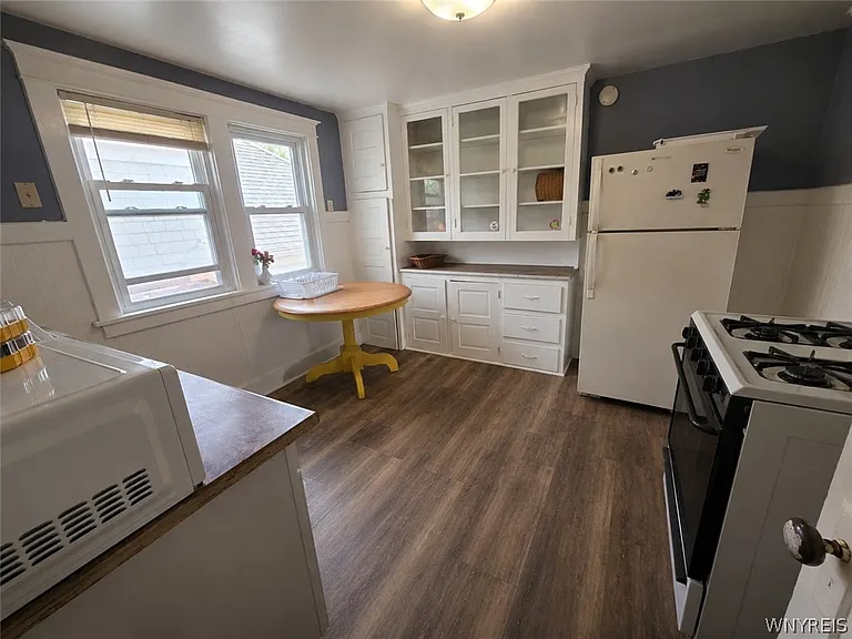 147 W Winspear Ave #N — Photo 2