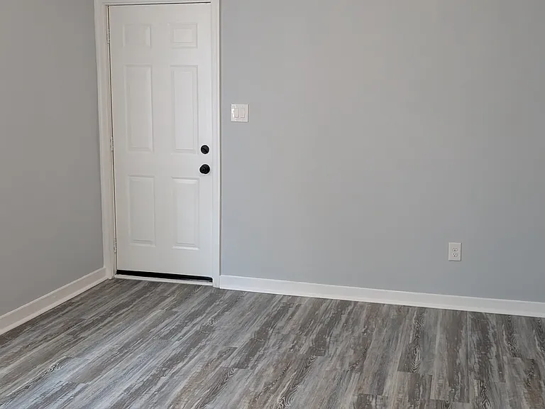 1613 Monteiro Ave — Photo 17