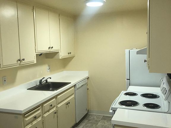 5th image of 1045 W Washington Ave #3