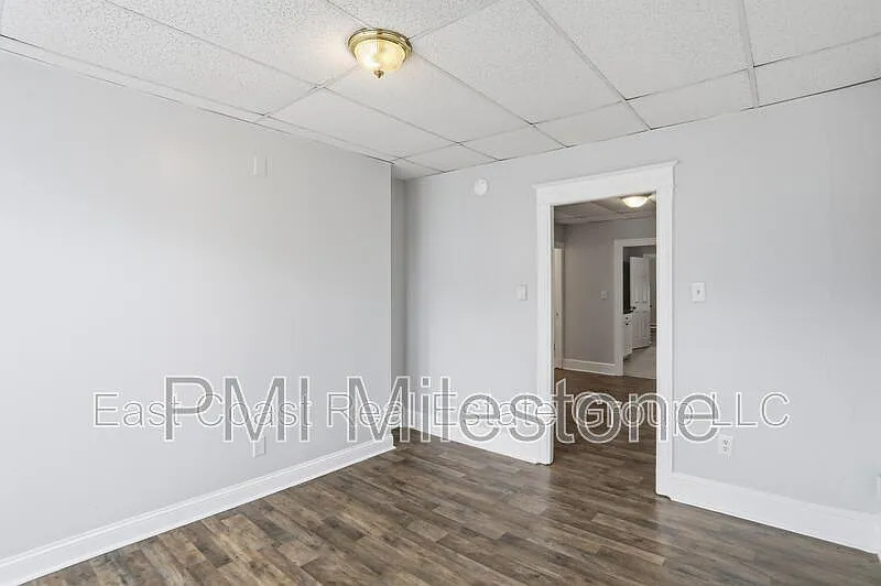 2 bed, 1.0 bath, 740 sqft, $1,050 — Photo 3