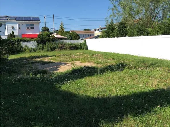 298 28th St, Copiague, NY 11726