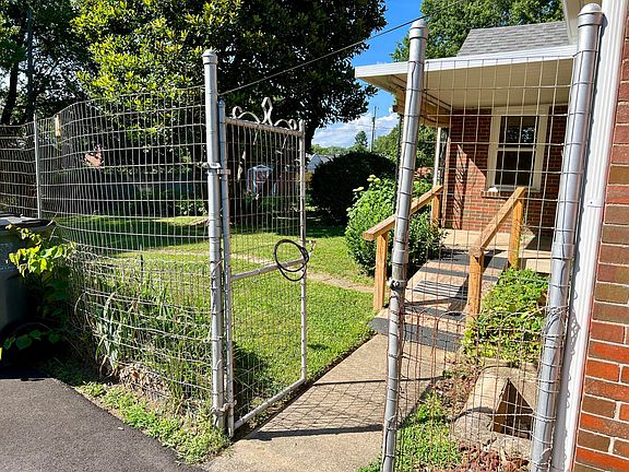 3rd image of 227 Pepper Dr