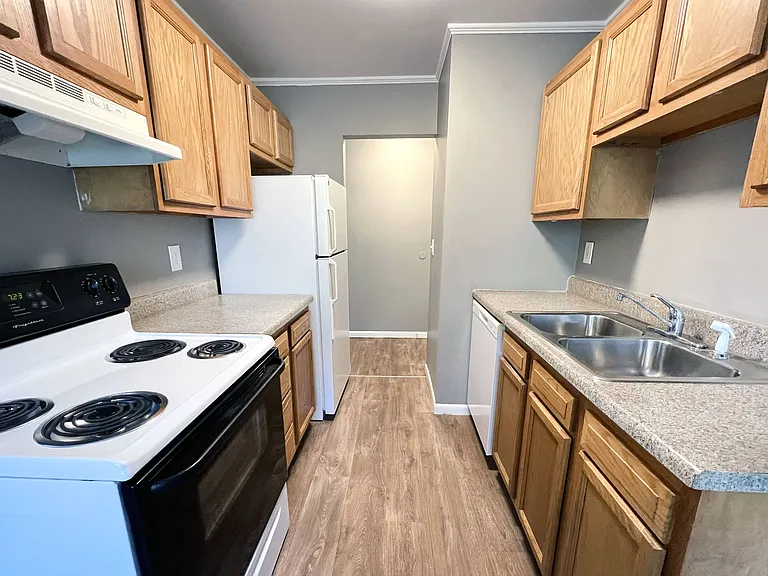 Sharondale Woods Apartments — Photo 100