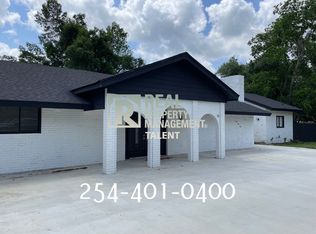 111 Country Club Dr, Cameron, TX 76520