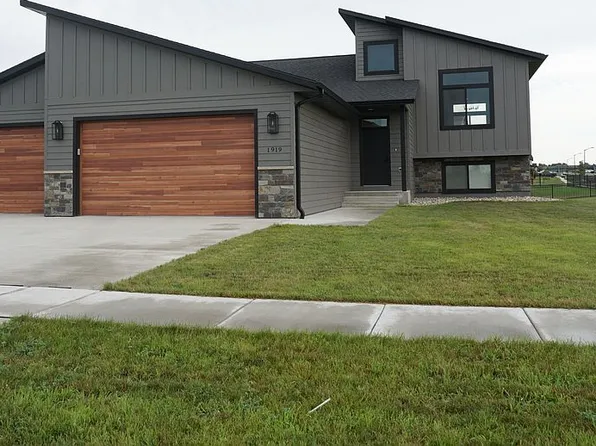 1919 Waterfall Cir, Brookings, SD 57006