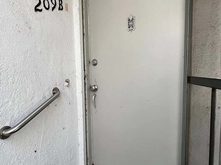 209 W Maple St #B — Photo 3