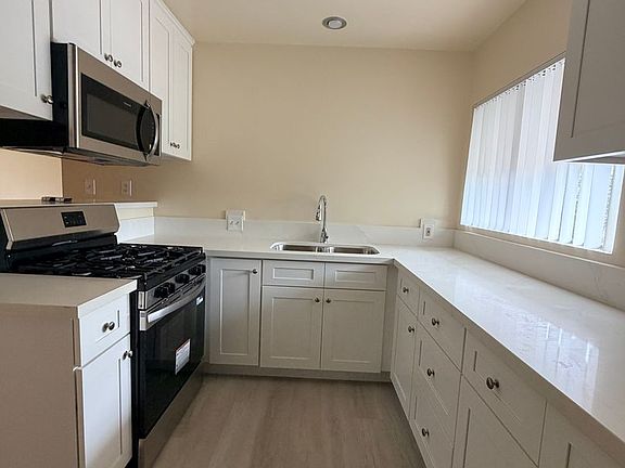 4th image of 4481 Chevy Chase Dr APT 15