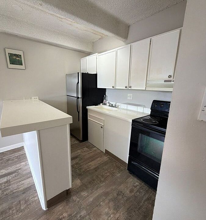 2nd image of 1960 Dallas St #208
