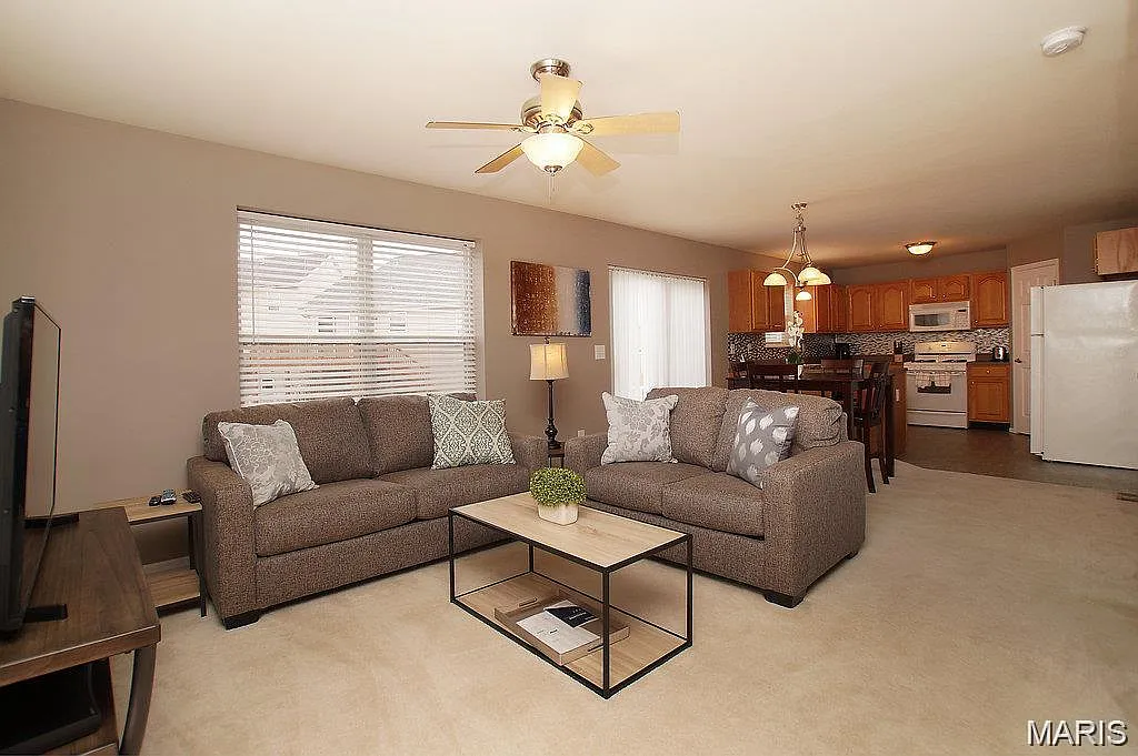 2 bed, 2.5 bath, 1334 sqft, $2,100 — Photo 2