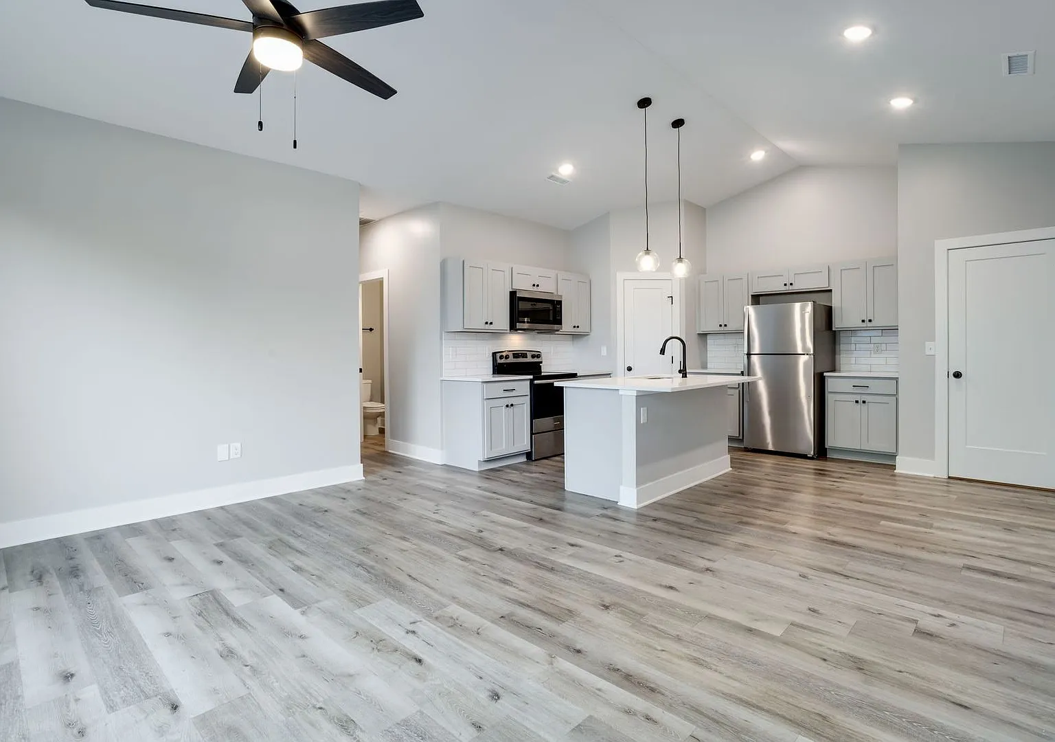Beautiful Three Bedroom, Two Bathroom — Photo 3