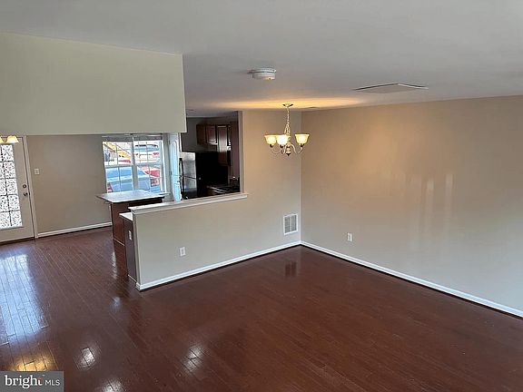 4th image of 251 Peach St