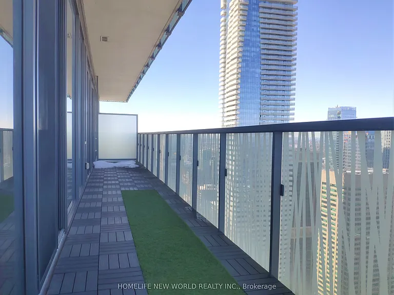 50 Charles St E #LPH5207 — Photo 15