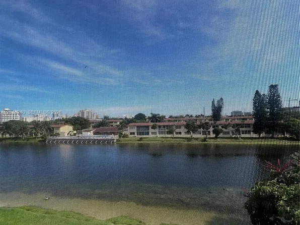 2880 NE 203rd St #B25, Miami, FL 33180