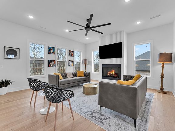 4th image of 1421 Lee St