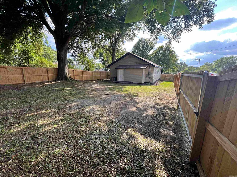 2501 S Maple St — Photo 30