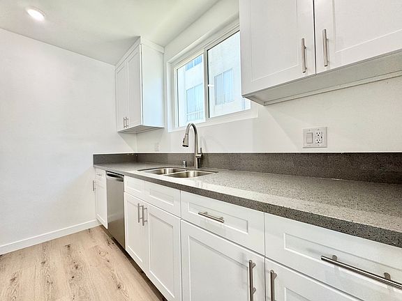3rd image of 1206 S Sherbourne Dr APT 1