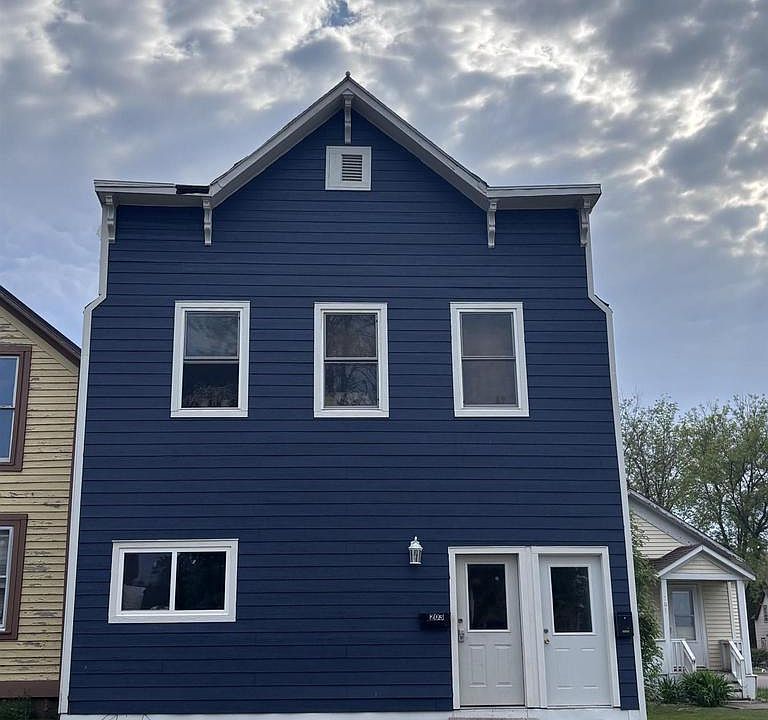 1st image of 203 14th Ave E