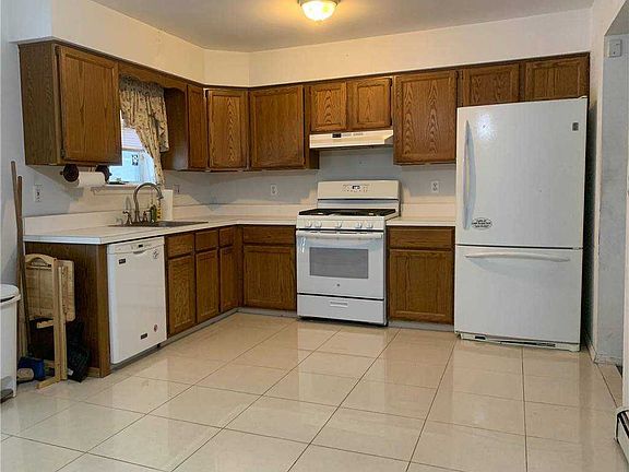 4th image of 46 Breston Dr E
