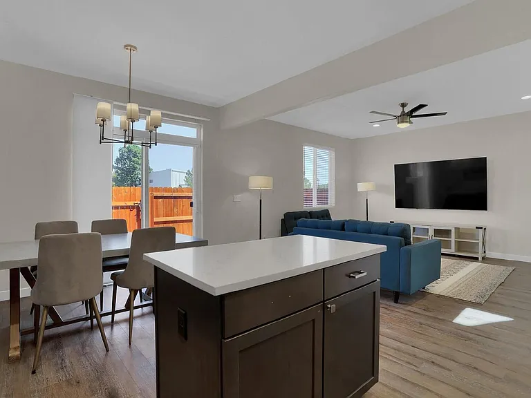 3792 Venice Grv — Photo 10