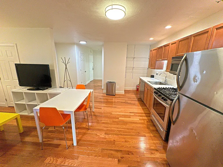 130 W 8th St #1 — Photo 41