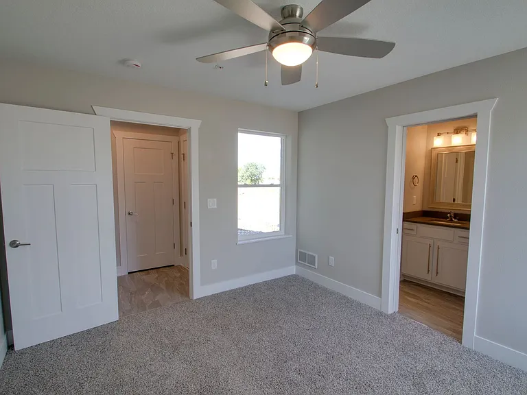 260 SE Waco Pl — Photo 6
