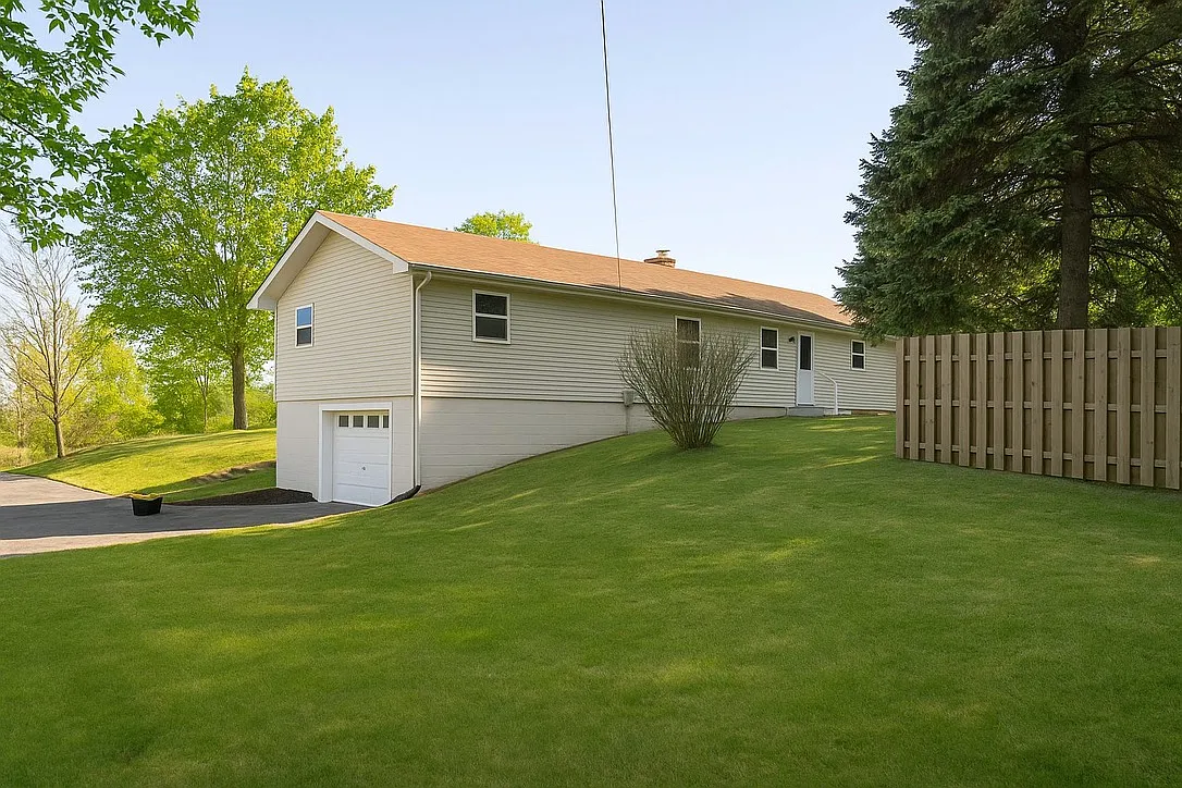 5 bed, 2528 sqft, $2,050 — Photo 2