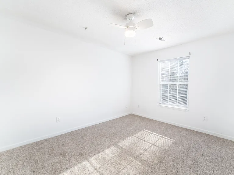 Reynolds Place Apartments — Photo 32