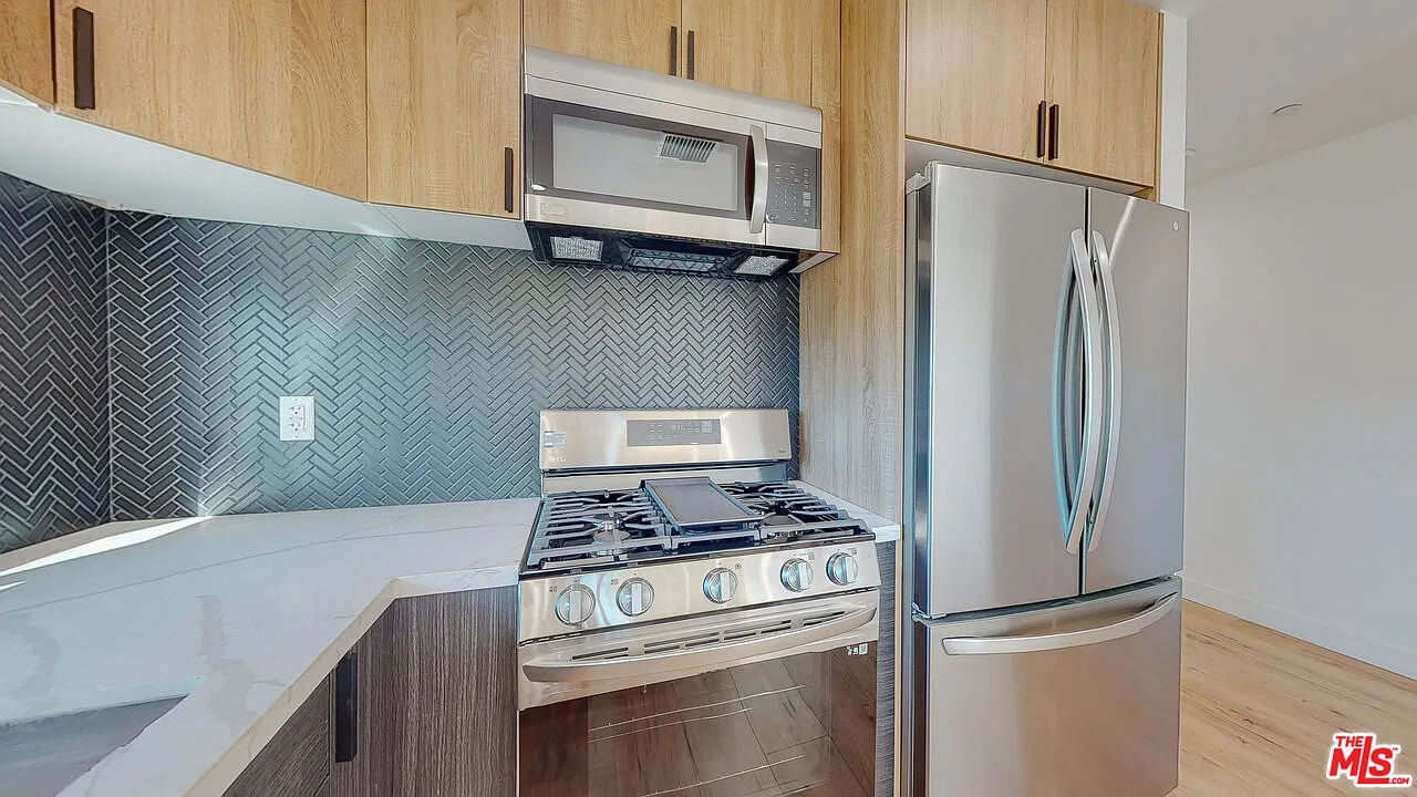 4 bed, 4.0 bath, 2075 sqft, $4,308 — Photo 4