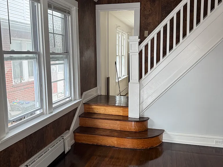 2406 Noble St — Photo 3