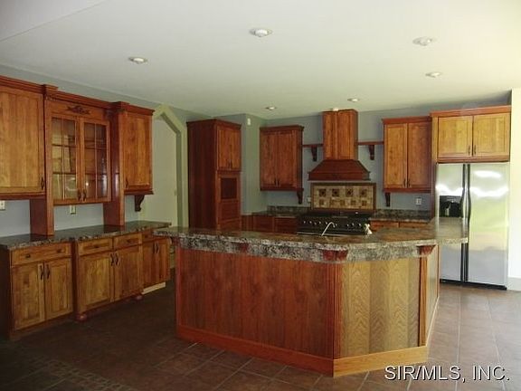 Custom cabinetrySS appliances