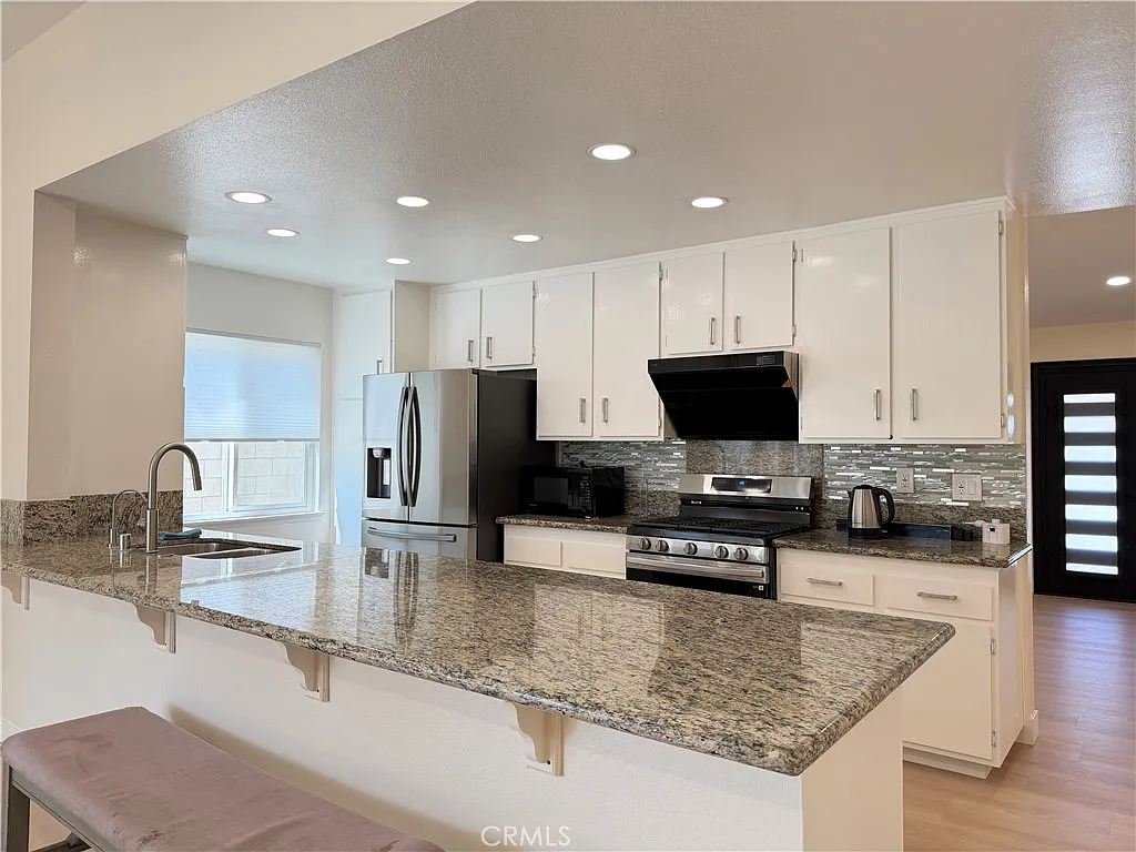 4 bed, 1554 sqft, $3,900 — Photo 3