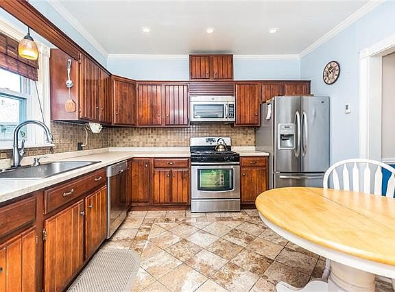 4th image of 275 E 240th St