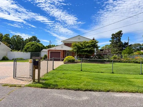 135 W End Avenue, Shirley, NY 11967