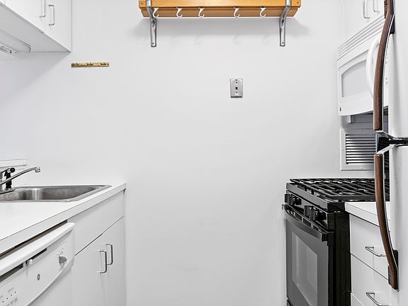 4th image of 2250 Broadway APT 3M