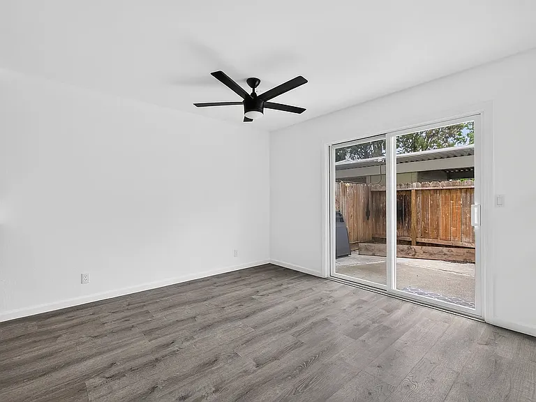 802 Bayside Ct — Photo 4