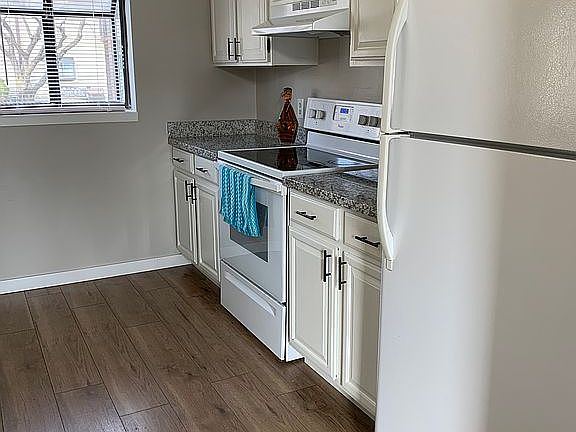 All appliances convey!