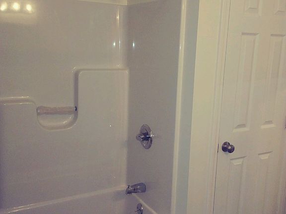 5th image of 107 Hunt Ave