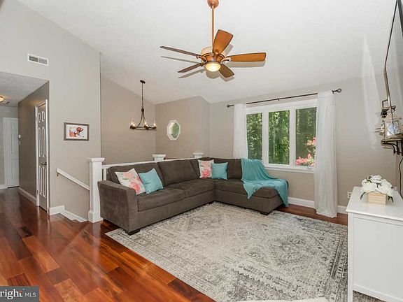 5th image of 205 Elm St