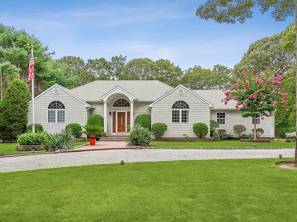 1st image of 22 Winterberry Ln