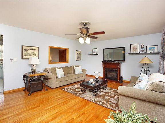 5th image of 677 Robindale Dr
