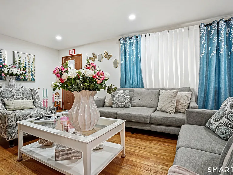 7 Newport Dr — Photo 6