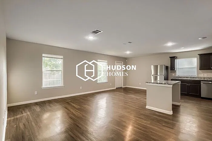 3 bed, 2.0 bath, 1298 sqft, $1,275 — Photo 3