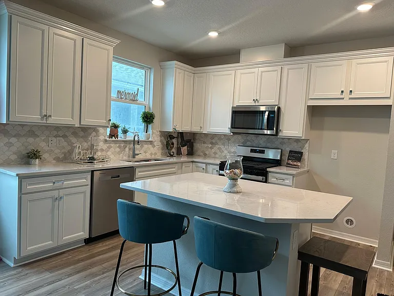 Kitchen-island quartz countertop