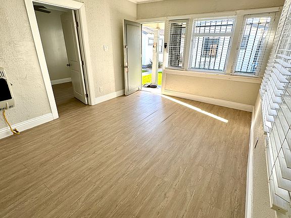 4th image of 4216 Woodlawn Ave #4218